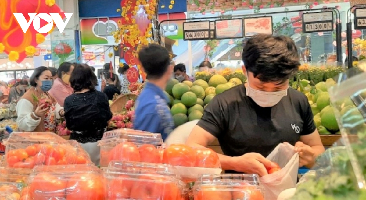 Consumers tighten their belts during Tet holiday
